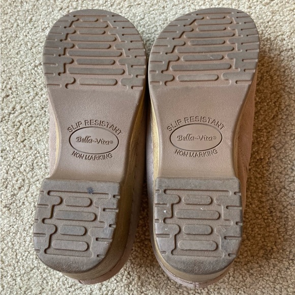 Bella-Vita Motto Clog, slip resistant. Tan almond suede color Size 6.5 M - Picture 7 of 7